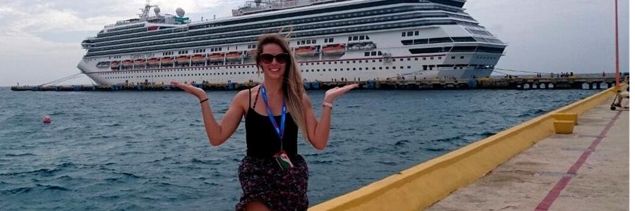  Michelle Hayes, 3 jaar later in 2015 wuif vir Gansbaai as ‘n gekwalifiseerde Ionithermie terapeut, met die boot waarop sy werk, die Carnival Valor agter haar 